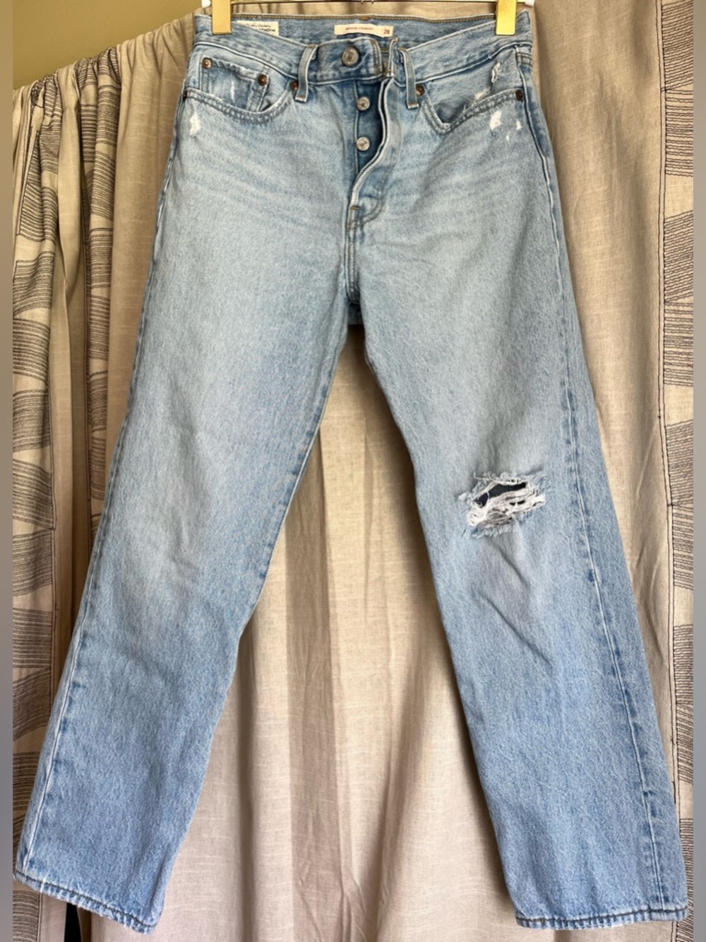 Levi’s Wedgie Straight Jeans 28 Button Fly Light Wash Distressed